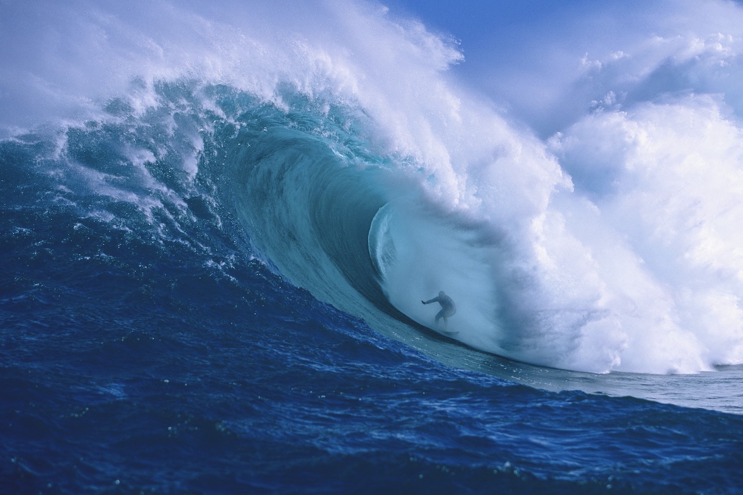 Der US-amerikanische Big Wave Surfer in einem legend&auml;ren Barrel in Peahi (Jaws) vor Maui.