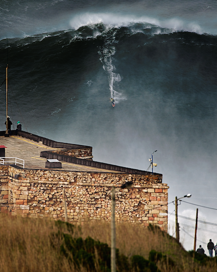 Der US-amerikanische Surfer Garrett McNamarra surft Big Wave in Nazaré