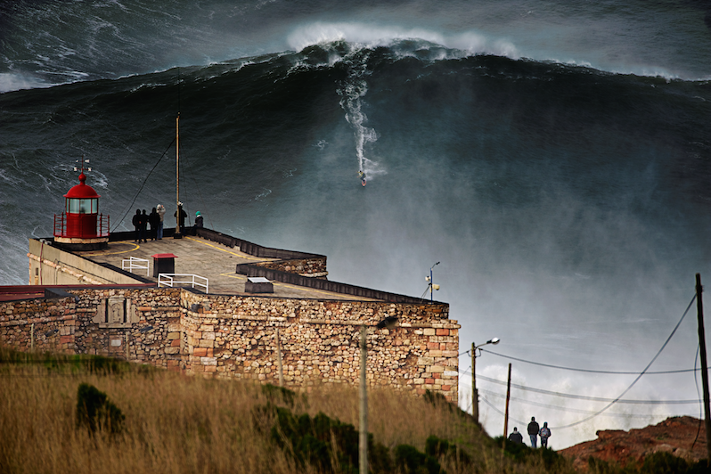 Der US-amerikanische Surfer Garrett McNamarra surft Big Wave in Nazaré