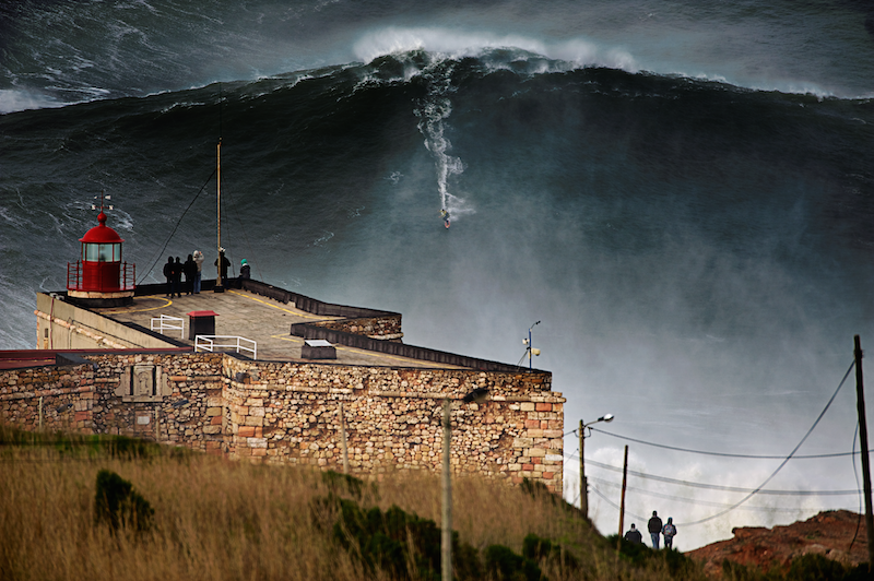Der US-amerikanische Surfer Garrett McNamarra surft Big Wave in Nazaré
