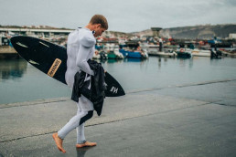 Der deutsche Big Wave Surfe im Hafen im portugiesischem Hafen Nazaré