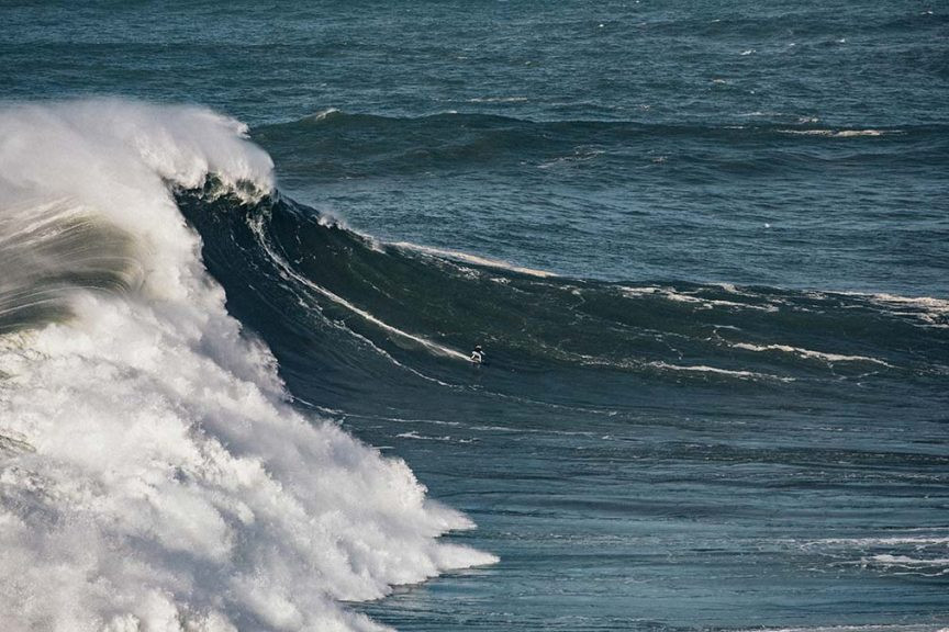 Der deutsche Big Wave Surfer auf einem Brecher im portugiesischem Nazaré.