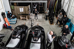 Der deutsche Big Wave Surfer Sebastian Steudtner mit seinem Team und Jetskis in einer Halle im Hafen von Nazaré