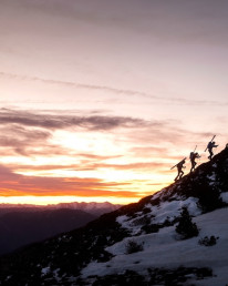 Bergsteiger im Sonnenaufgang auf Skitour am Berg