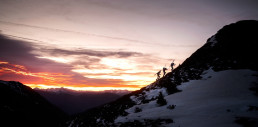 Bergsteiger im Sonnenaufgang auf Skitour am Berg