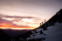 Bergsteiger im Sonnenaufgang auf Skitour am Berg