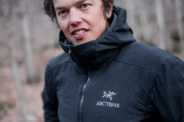 Bergsportler Philipp Reiter in einem herbstlichen Wald