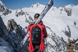 Bergsportler Philipp Reiter bei Cosmiques Hut vor schneebedeckten Bergen