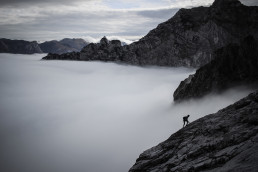 Bergsteiger am Watzmann mit Felsen und Wolkenmeer