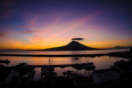 Yachthafen am Meer vor leuchtendem Himmel auf den Azoren