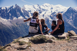 Ultraläufer Timothy Olson mit Familie vor Bergpanorama