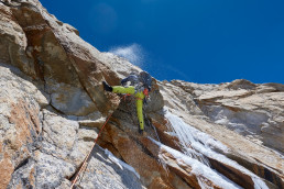 Bergsteiger Alexander Huber in vereister Felswand