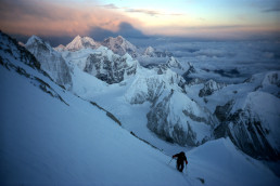 Bergsteiger Alexander Huber am Cho Oyu im Schnee vor weiter Bergkulisse und Panorama