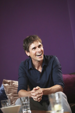 Olympiasieger Felix Gottwald lachend in einem Talk