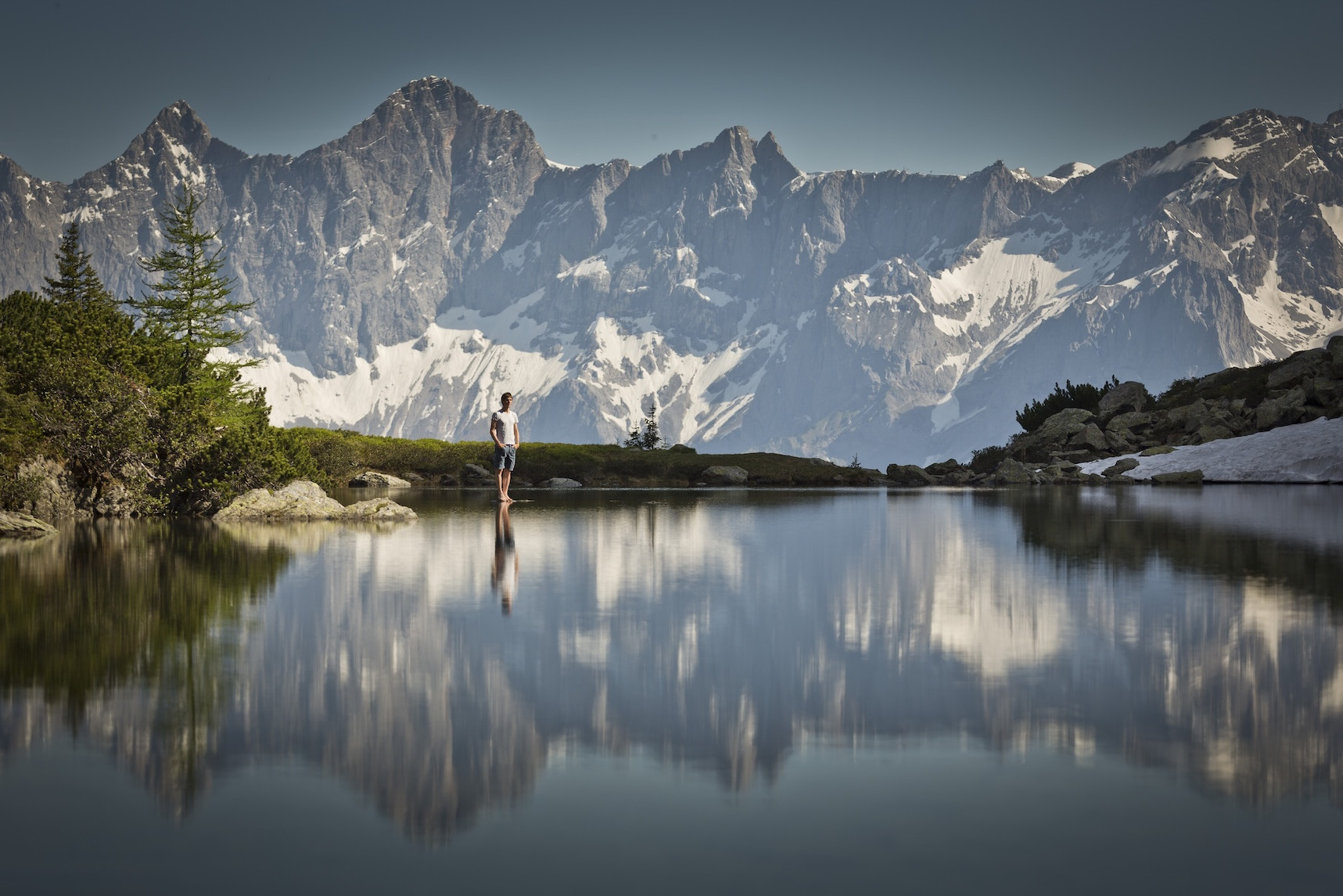 Olympiasieger Felix Gottwald an einem See mit Spiegelung vor Bergkulisse am Dachstein