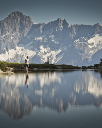 Olympiasieger Felix Gottwald an einem See mit Spiegelung vor Bergkulisse am Dachstein