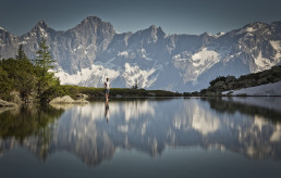 Olympiasieger Felix Gottwald an einem See mit Spiegelung vor Bergkulisse am Dachstein