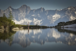 Olympiasieger Felix Gottwald an einem See mit Spiegelung vor Bergkulisse am Dachstein