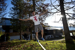 Olympiasieger Felix Gottwald in Natur vor Bauernhof auf einer Slackline balancierend
