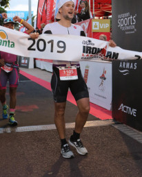 Autor und Keynote-Speaker Axel Rabenstein beim Ironman Lanzarote 2019 auf der Ziellinie