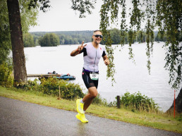 Buchautor & Keynote-Speaker Axel Rabenstein bei der IRONMAN-WM 70.3 im finnischen Lahti auf der Laufstrecke am See