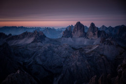 Bergkulisse vor Himmel in faszinierenden Farben