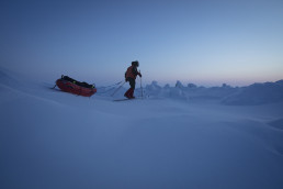Abenteurer und Polarforscher Sebastian Copeland in der Arktis auf Eis mit einem Schlitten