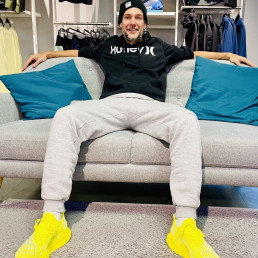 Autor und Keynote-Speaker Axel Rabenstein auf Sofa