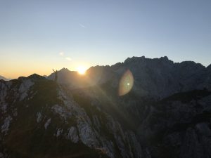 Laura Dahlmeier vor Sonne in den Bergen