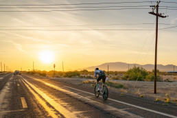 RAAM-Sieger Philipp Kaider beim Race Across America 2025 mit dem Rad auf der Strecke vor Sonnenaufgang