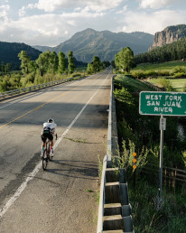RAAM-Sieger Philipp Kaider beim Race Across America 2025 mit dem Rad auf der Strecke vor beeindruckender Kulisse