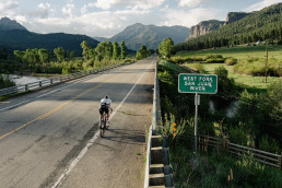 RAAM-Sieger Philipp Kaider beim Race Across America 2025 mit dem Rad auf der Strecke vor beeindruckender Kulisse