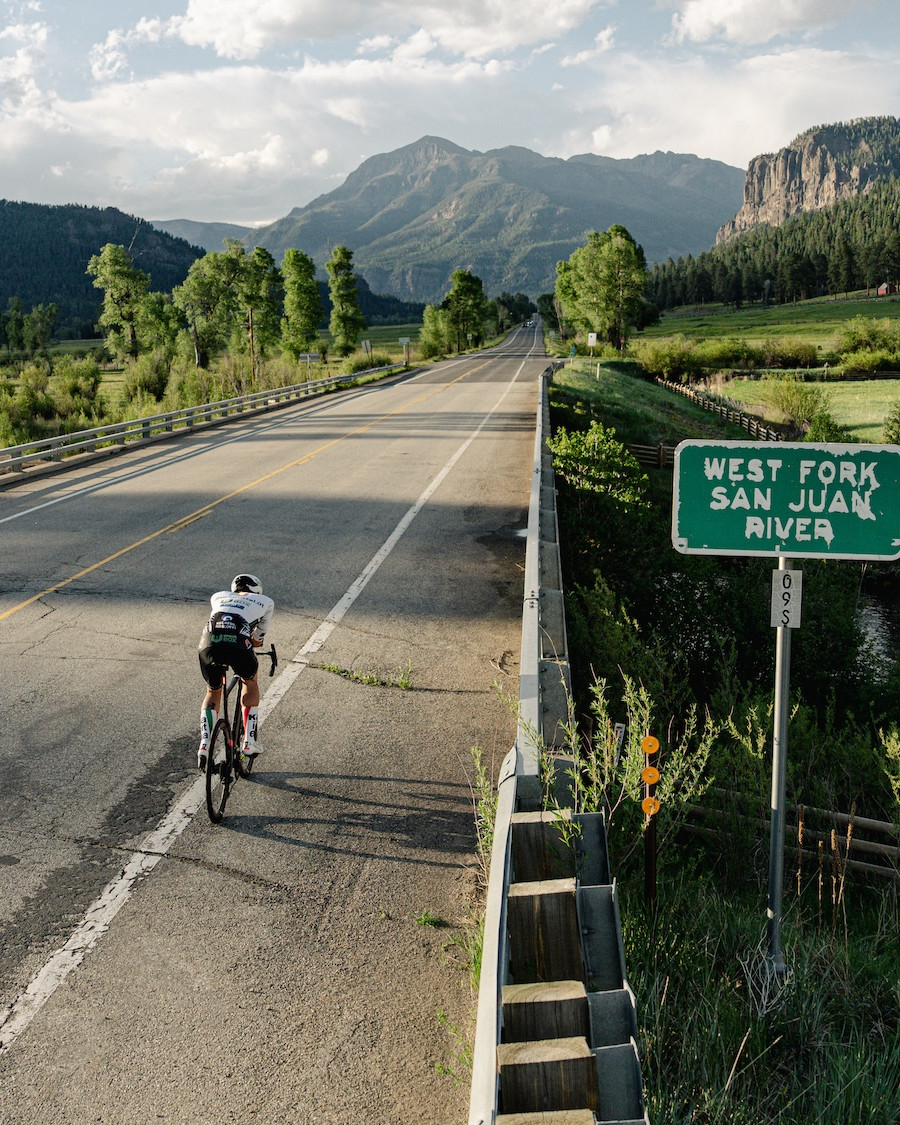 RAAM-Sieger Philipp Kaider beim Race Across America 2025 mit dem Rad auf der Strecke vor beeindruckender Kulisse