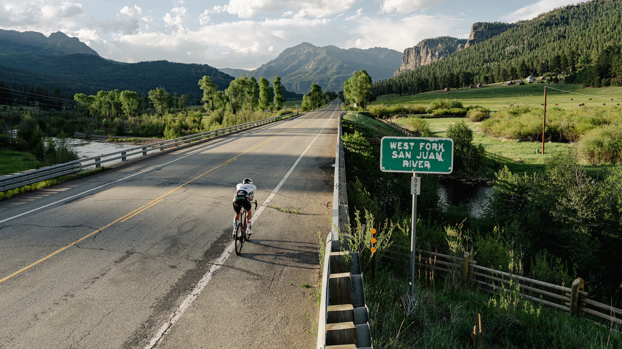RAAM-Sieger Philipp Kaider beim Race Across America 2025 mit dem Rad auf der Strecke vor beeindruckender Kulisse