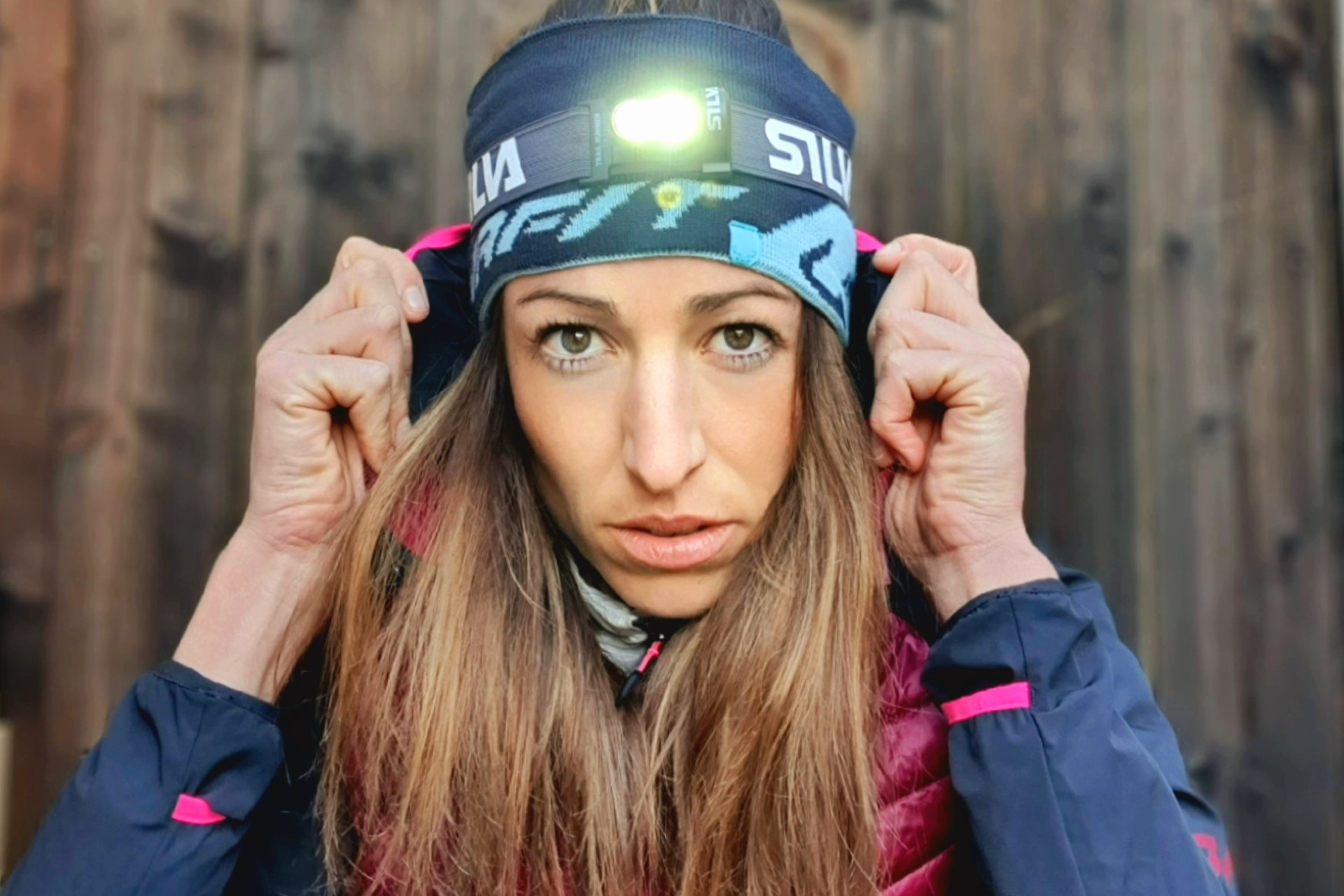Ultraläuferin Rosanna Buchauer mit Stirnleuchte im Porträt