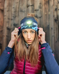 Ultraläuferin Rosanna Buchauer mit Stirnleuchte im Porträt
