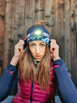 Ultraläuferin Rosanna Buchauer mit Stirnleuchte im Porträt