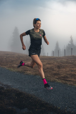 Ultral&auml;uferin Rosanna Buchauer beim Lauftraining auf Stra&szlig;e