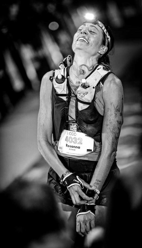 Ultraläuferin Rosanna Buchauer erschöpft und glücklich im Ziel