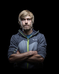 Bergsteiger Simon Messner frontal in Porträtaufnahme