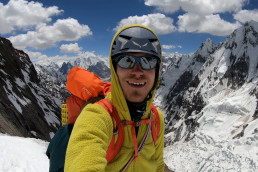 Bergsteiger Simon Messner vor Bergpanorama mit Schnee