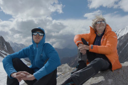 Bergsteiger Simon Messner mit Vater Reinhold vor Bergpanorama