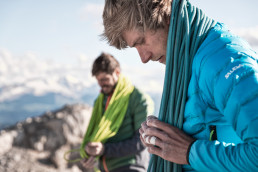 Bergsteiger Simon Messner am Sass dia Crusc / Heiligkreuzkofel vor Panorama