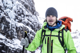 Bergsteiger Simon Messner beim Eisklettern