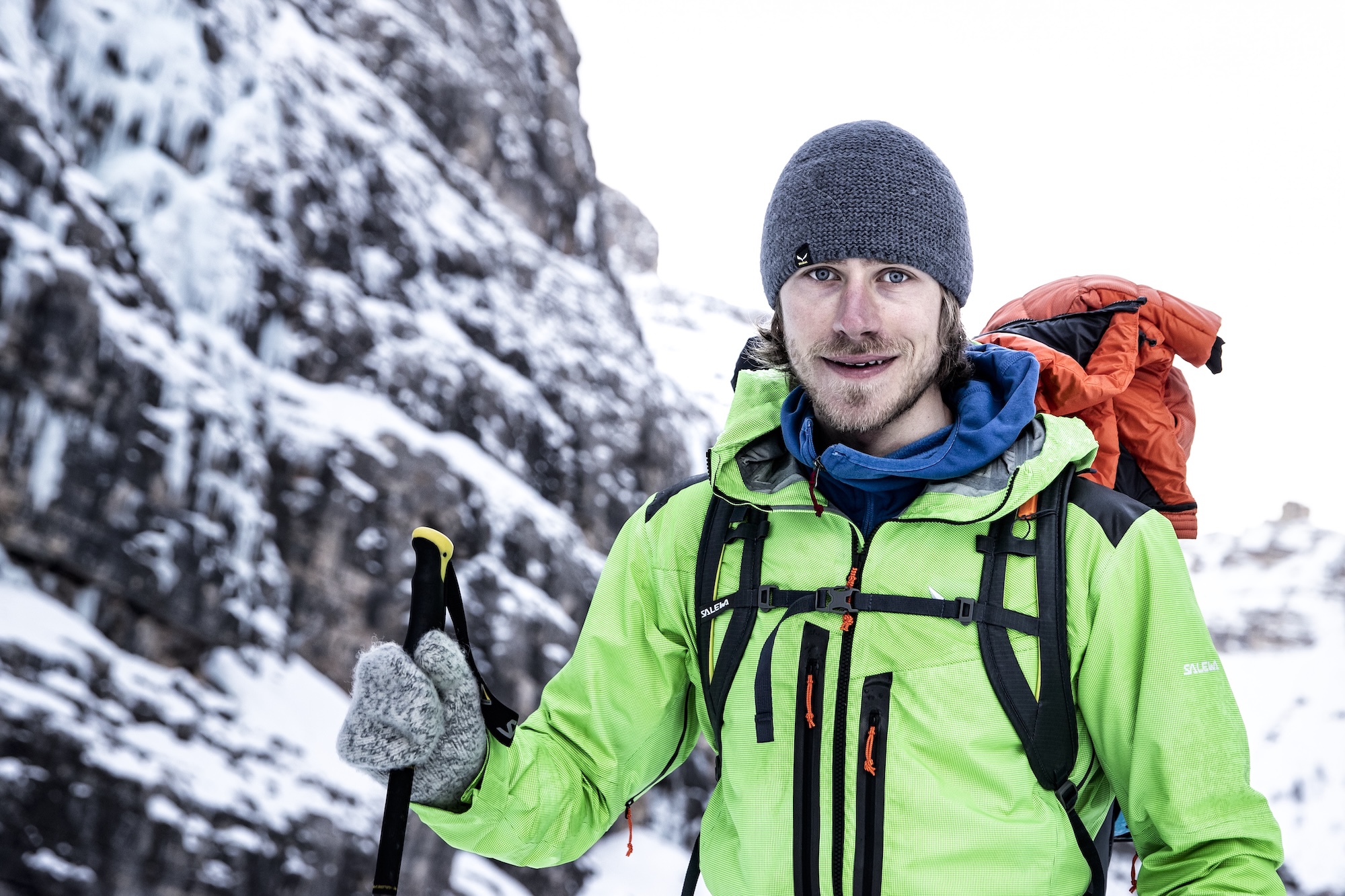 Bergsteiger Simon Messner beim Eisklettern