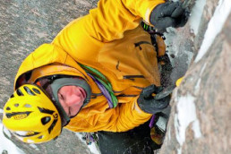 Extrembergsteiger Steve House am Nanga Parbat beim Klettern in der Rupal-Wand