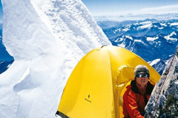 Extrembergsteiger Steve House am Nanga Parbat im Biwak vor Panorama