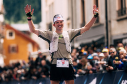 Ultraläufer Tom Evans im Ziel des Ultra Trail du Mont Blanc (UTMB) 2025