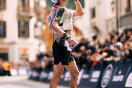 Ultraläufer Tom Evans im Ziel des Ultra Trail du Mont Blanc (UTMB) 2025