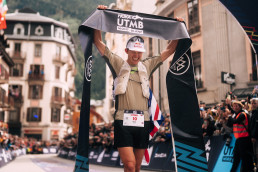 Ultraläufer Tom Evans im Ziel des Ultra Trail du Mont Blanc (UTMB) 2025